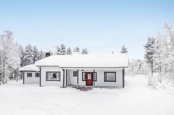 Enontekiöllä Peltovuoman kylässä Tieva niminen talo on vuokrattavissa myös Lomarenkaan kautta.